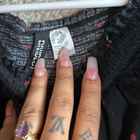 Black with roses off the shoulder crop top - Picture 2 of 8